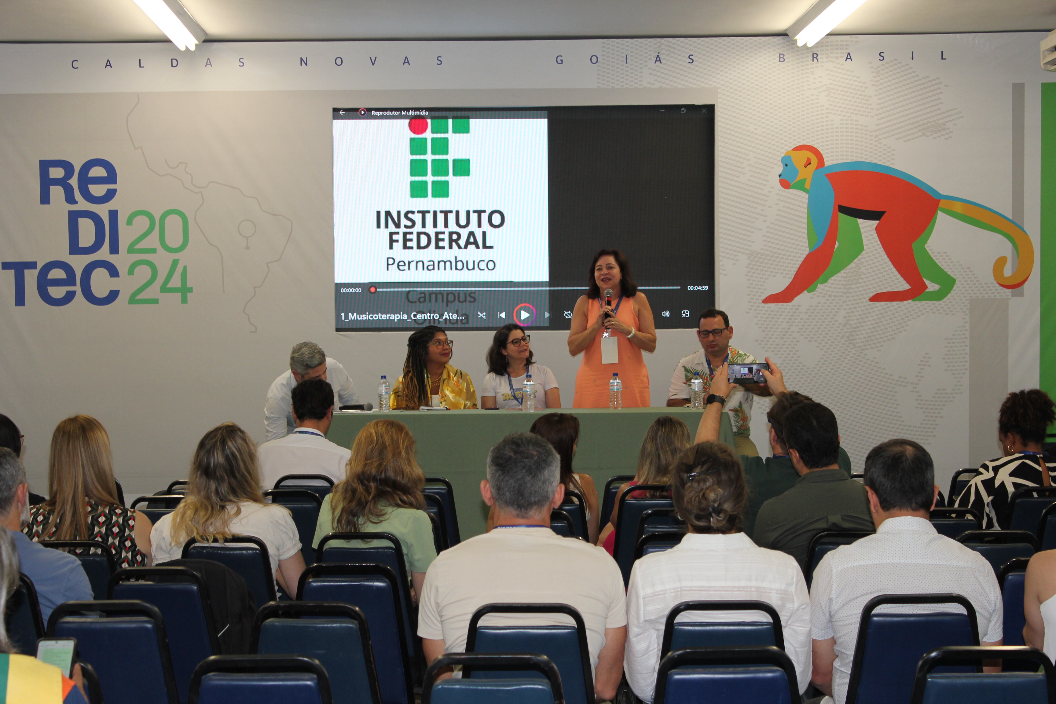 Apresentações das experiências exitosas foram feita em vídeo e complementadas presencialmente Apresentações das experiências exitosas foram feita em vídeo e complementadas presencialmente